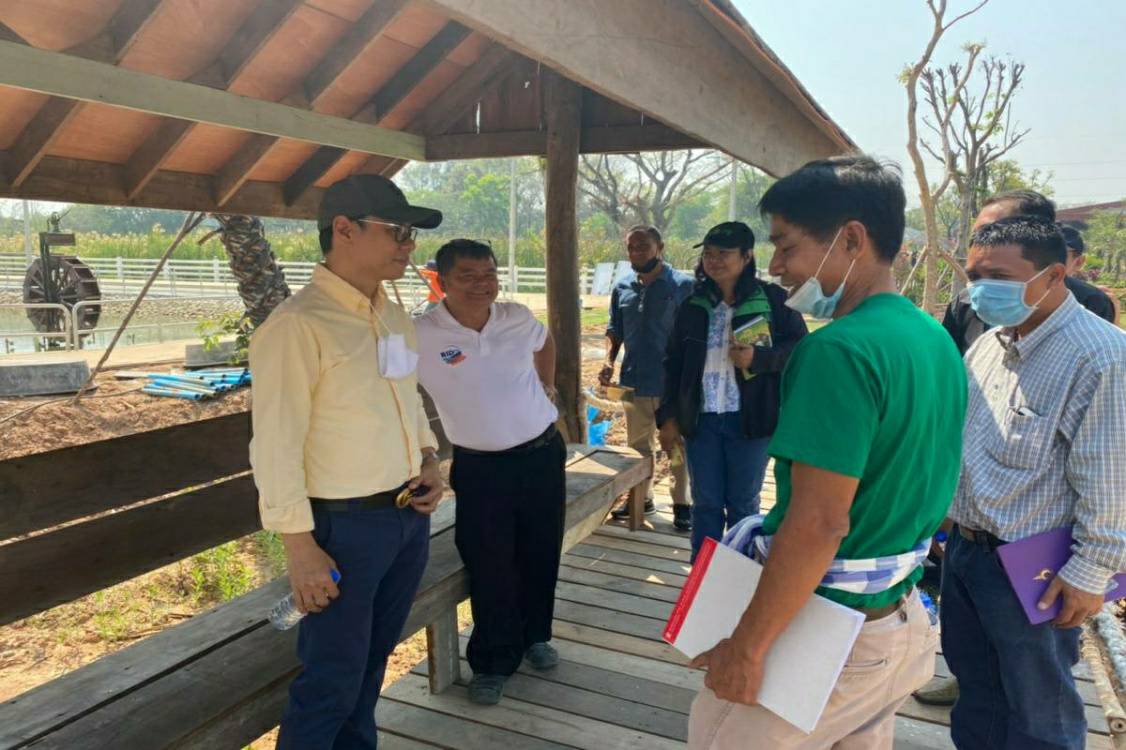 ข่าวการเกษตร - มกอช. ลงพื้นที่จ.มหาสารคาม แนะนำเกษตรกรปลูกพืชเกษตรอินทรีย์ และจัดตั้งศูนย์เรียนรู้ Smart Farm