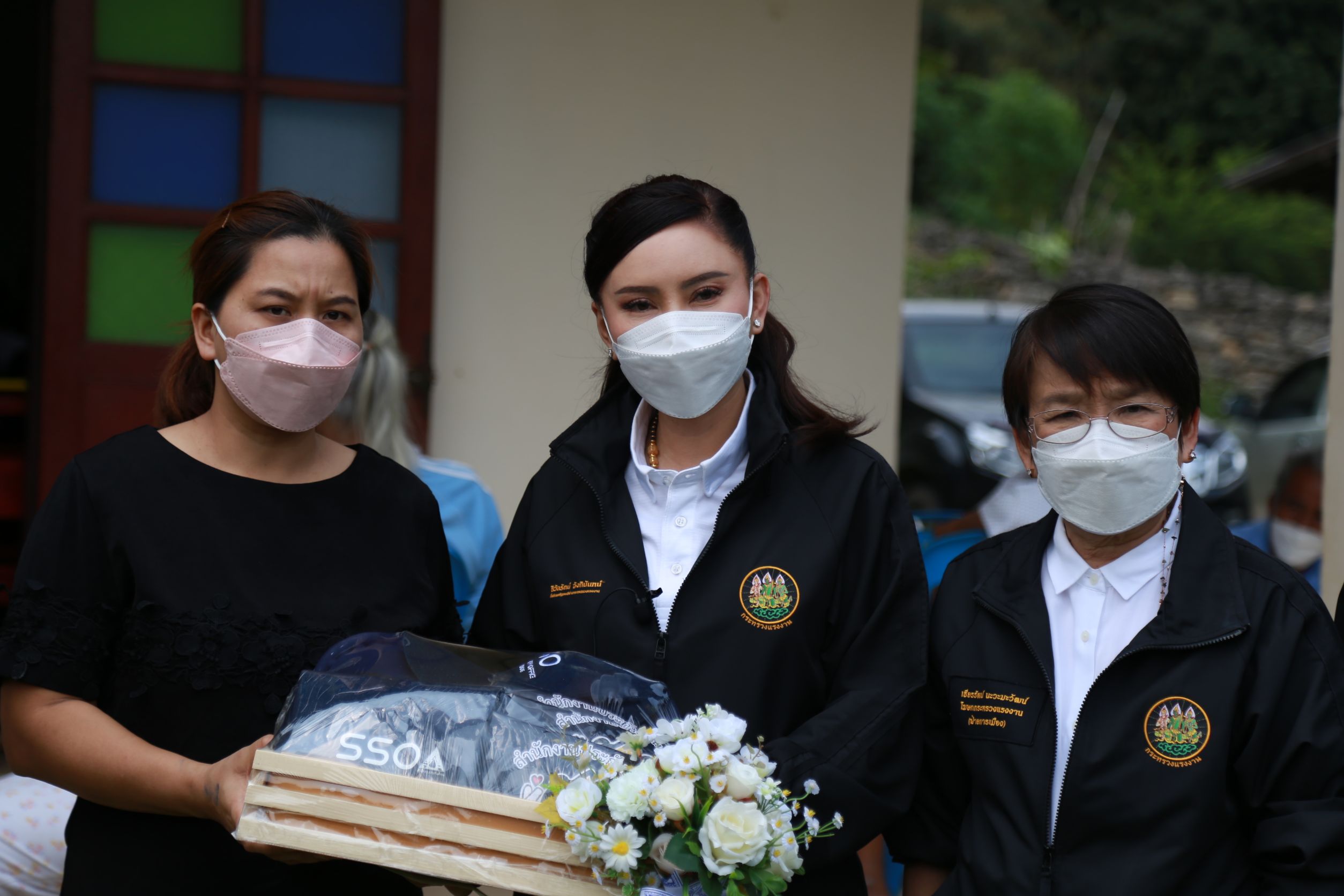 ข่าวราชการ, รัฐวิสาหกิจ - ?สุชาติ? รมว.แรงงาน ส่ง ที่ปรึกษาฯ ?ธิวัลรัตน์? ขึ้นเชียงราย มอบเงินแก่ทายาทลูกจ้างที่เสียชีวิต เหตุเรือบรรทุกน้ำมันระเบิดกลางแม่น้ำเจ้าพระยา