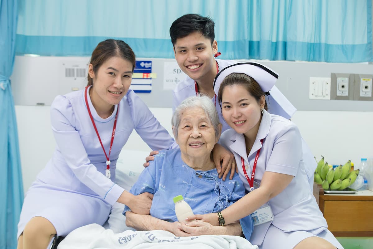 ข่าวสุขภาพ - ยันฮี ตั้งรับแรงปะทะ สังคมผู้สูงวัย ชูศักยภาพ ศูนย์ดูแลผู้สูงอายุยันฮี แบบองค์รวม ใส่ใจดุจญาติมิตร อุ่นใจใกล้ชิดแพทย์ ด้วยประสบการณ์กว่า 20 ปี