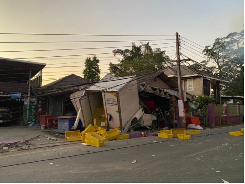 ข่าวธุรกิจ, สังคม - เกิดอุบัติเหตุรถกระบะทึบพุ่งชนร้านขายของชำ และเสาไฟฟ้าแรงสูง จ.ลำพูน