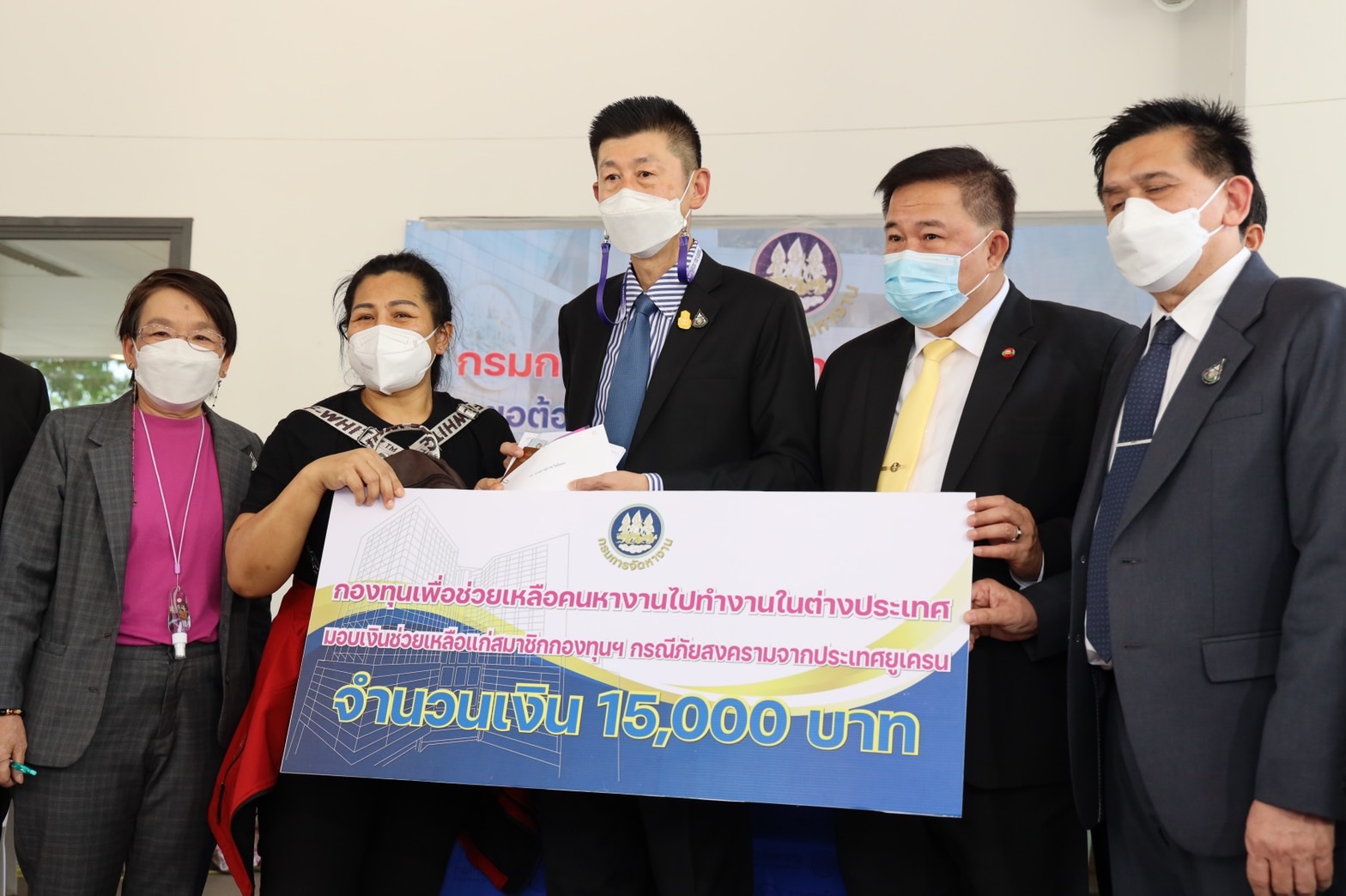 ข่าวราชการ, รัฐวิสาหกิจ - ?นายก? ห่วงใย คนงานในยูเครนหลังสองชุดแรกบินกลับถึงไทยแล้ว ?ปลัดแรงงาน? ปลอบขวัญจ่ายเงินสงเคราะห์กองทุนแก่สมาชิก 69 คน มูลค่ากว่า 1 ล้านบาท