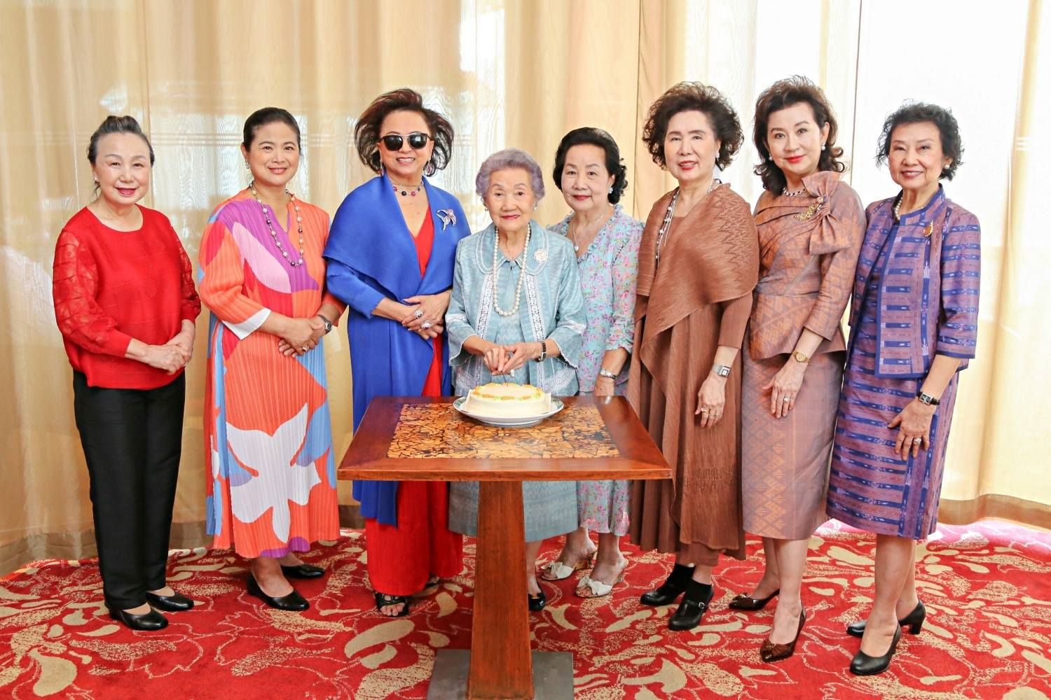 ข่าวไลฟ์สไตล์ - ร่วมอวยพร วันคล้ายวันเกิดแด่ มุกดา จิราธิวัฒน์ เอื้อวัฒนะสกุล