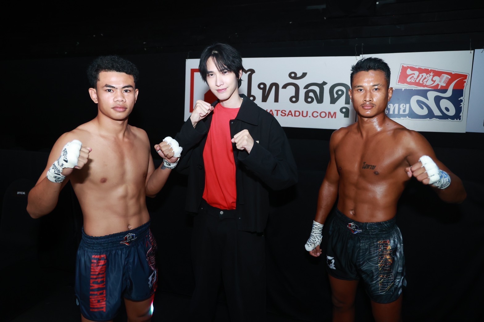 ข่าวไลฟ์สไตล์ - ซูกัส บัณฑวิช พกรอยยิ้มสุดหวาน ส่งแรงเชียร์มวยไทยมันส์ทะลุจอในศึกไทวัสดุ X Fairtex 4 Champions Tournament