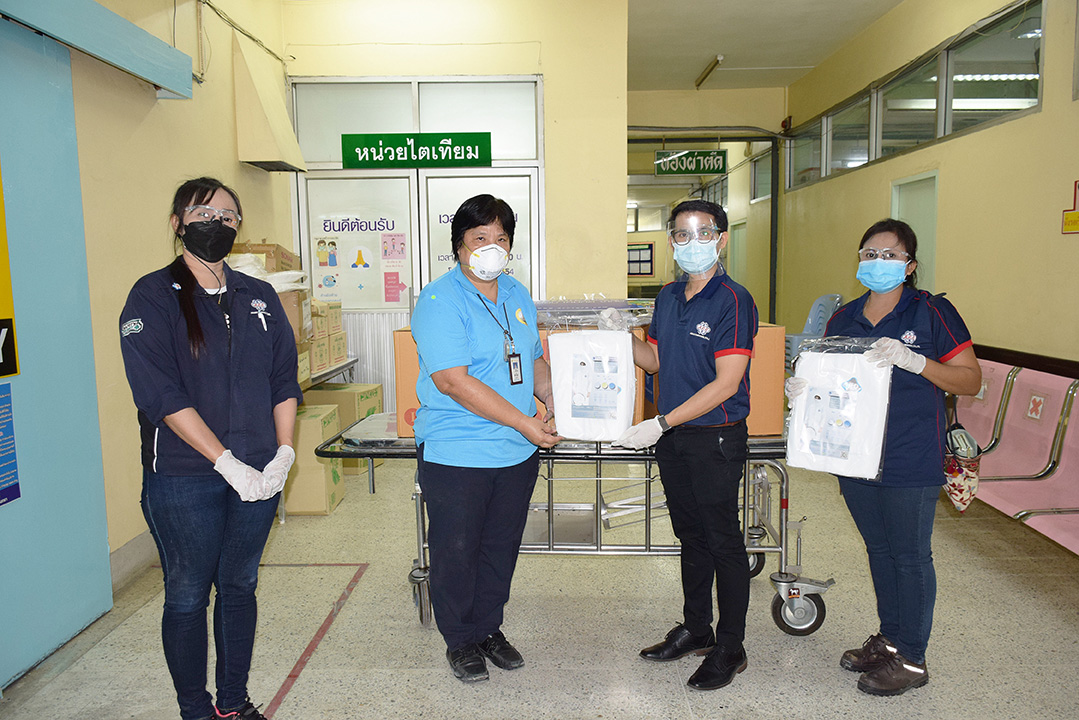 ข่าวโควิด-19 (ยกเลิก) - ผอ.โรงพยาบาลบางปะกงรับมอบชุด PPE จาก เอเชี่ยน เคมิคัล จำกัด