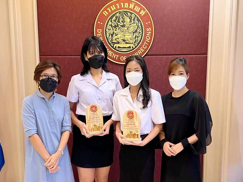 ข่าวการศึกษา - 2 สาวเก่งรั้วสถาปัตย์ ม.ศรีปทุม เข้ารับโล่รางวัล ออกแบบผลิตภัณฑ์เครื่องเรือนไม้ กรมราชทัณฑ์ ปี พ.ศ.2564