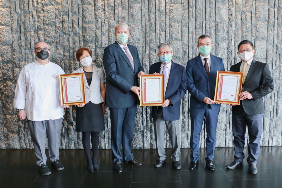 ข่าวธุรกิจ, สังคม - โรงแรมเซ็นทาราแกรนด์ฯ เซ็นทรัลเวิลด์ ยิ้มไม่หุบรับรางวัลต่อเนื่อง  ISO 22000:2018, และ HACCP GHP