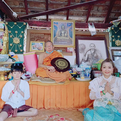 ข่าวบันเทิง - ปังปุริเย่ เอมมี่โกะ ขวัญใจสื่อ ถ่ายรายการ เทปนี้เล่าถึงตำนานวัดพระธาตุดอยคำมียักษ์รักษาเมือง 3 ตน