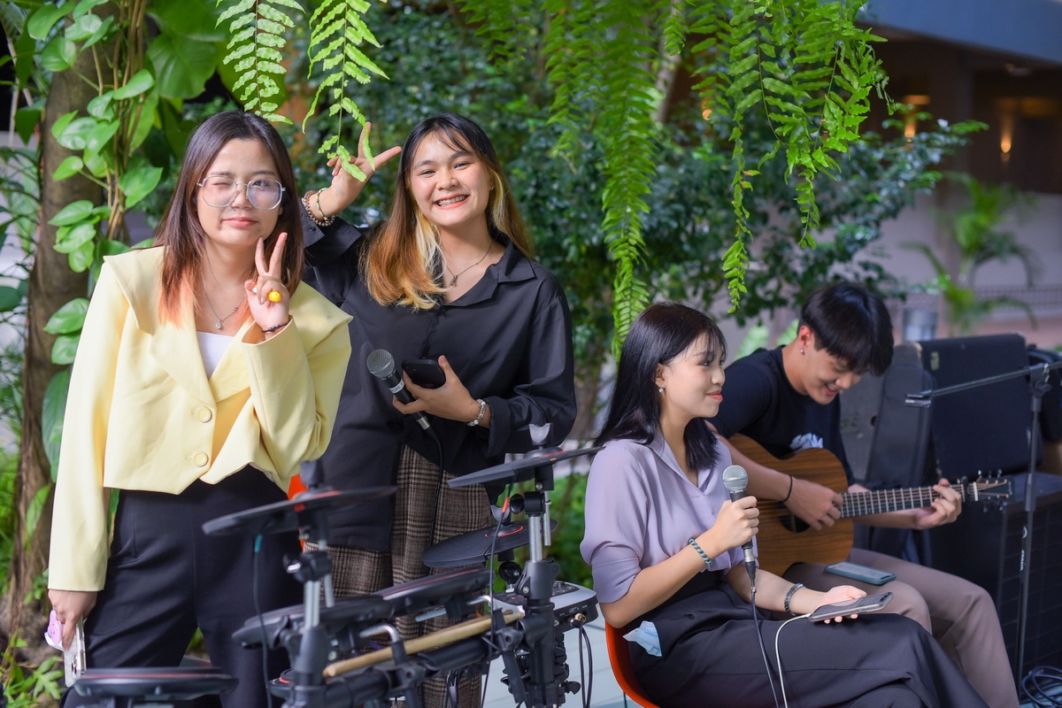 ข่าวการศึกษา - CIBA DPU เปลี่ยนแนวต้อนรับน้องใหม่ จัดดนตรีในสวน สไตล์อบอุ่น ผ่านกิจกรรม CIBA?s Music in the Park