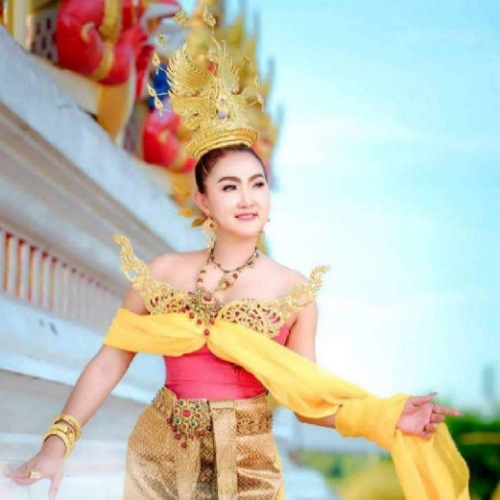 ข่าวบันเทิง - เบื้องหลัง เอมมี่โกะ ขวัญใจสื่อ ถ่ายแบบปฎิทินปีใหม่ชุดประจำชาติ
