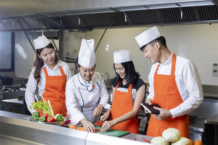 ข่าวการศึกษา - เรียนรู้พร้อมเพิ่มพูนประสบการณ์   กับ การจัดการด้านอาหารและโภชนาการบนเรือ ที่ วิทยาลัยดุสิตธานี พัทยา 