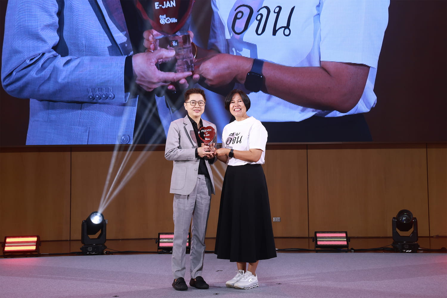 ข่าวธุรกิจ, สังคม - STARMARK รับรางวัล 