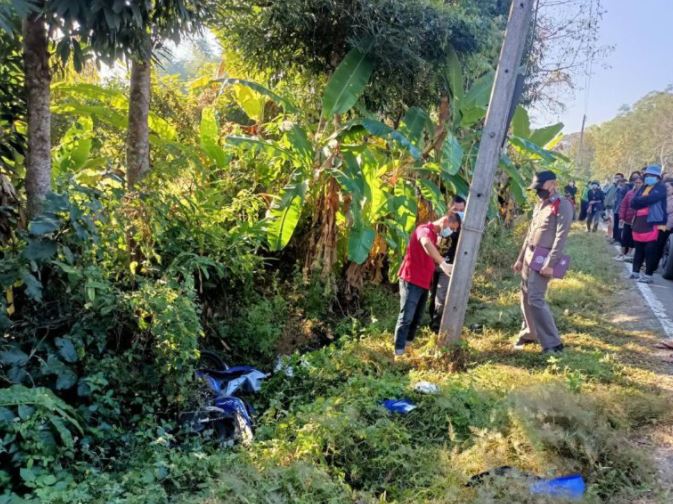 ข่าวธุรกิจ, สังคม - หนุ่มวัยรุ่นขับขี่ จยย. เสียหลักชนเสาไฟฟ้าดับคาที่ สังเวยศพแรกในช่วง 7 วันอันตราย ของ อ.แม่จัน