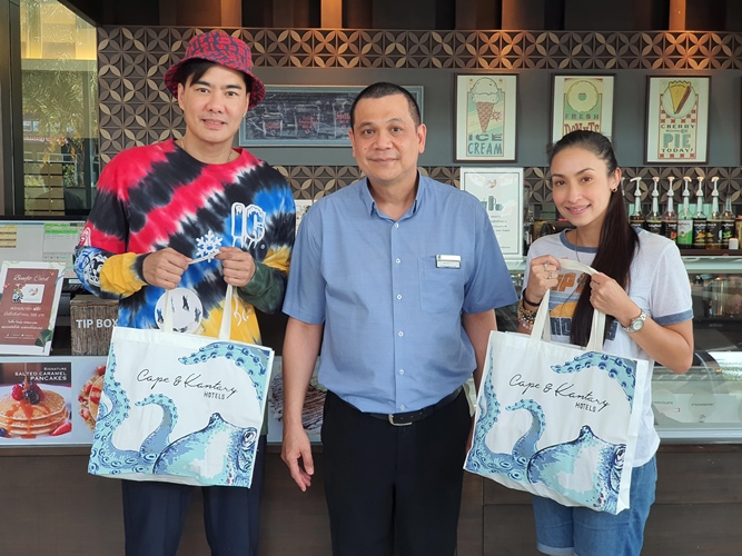 ข่าวนักแสดง, นักร้อง, โมเดล - โรงแรมแคนทารี โคราช ให้การต้อนรับ 2 นักแสดงชื่อดัง เคลลี่ ธนะพัฒน์ และ แคทรียา อิงลิช