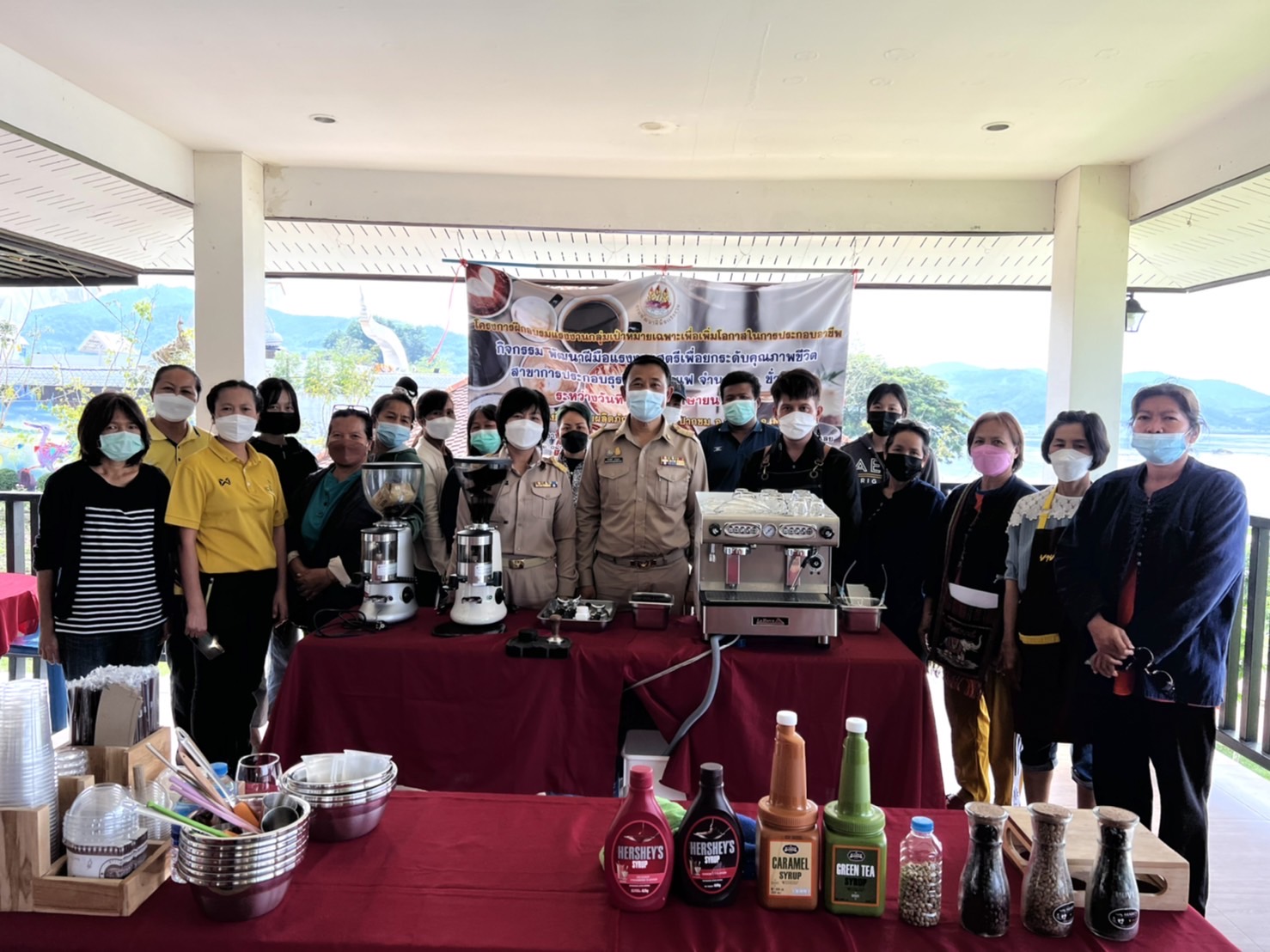 ข่าวราชการ, รัฐวิสาหกิจ - สำนักงานพัฒนาฝีมือแรงงานเลยเปิดโครงการฝึกอบรมแรงงานกลุ่มเป้าหมายเฉพาะเพื่อเพิ่มโอกาสในการประกอบอาชีพ  กิจกรรม พัฒนาฝีมือแรงงานสตรีเพื่อยกระดับคุณภาพชีวิต  สาขาการประกอบธุรกิจร้านกาแฟ