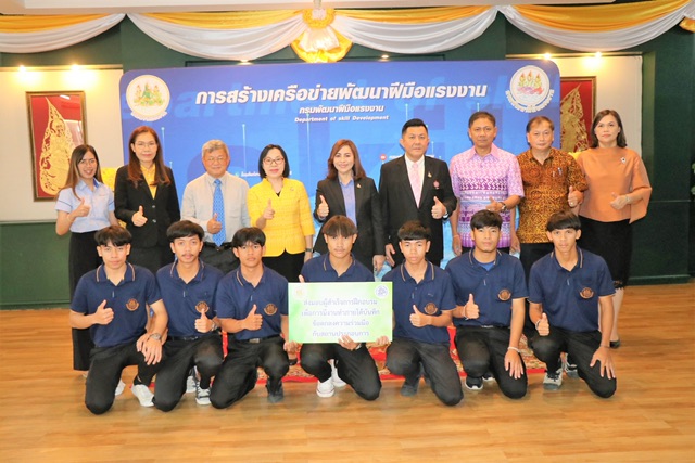 ข่าวประชาสัมพันธ์ - PR News ก.แรงงาน ส่งมอบเยาวชนช่างไฟฟ้าฝึกงานสถานประกอบกิจการ เรียนจบได้งานทำ 100%