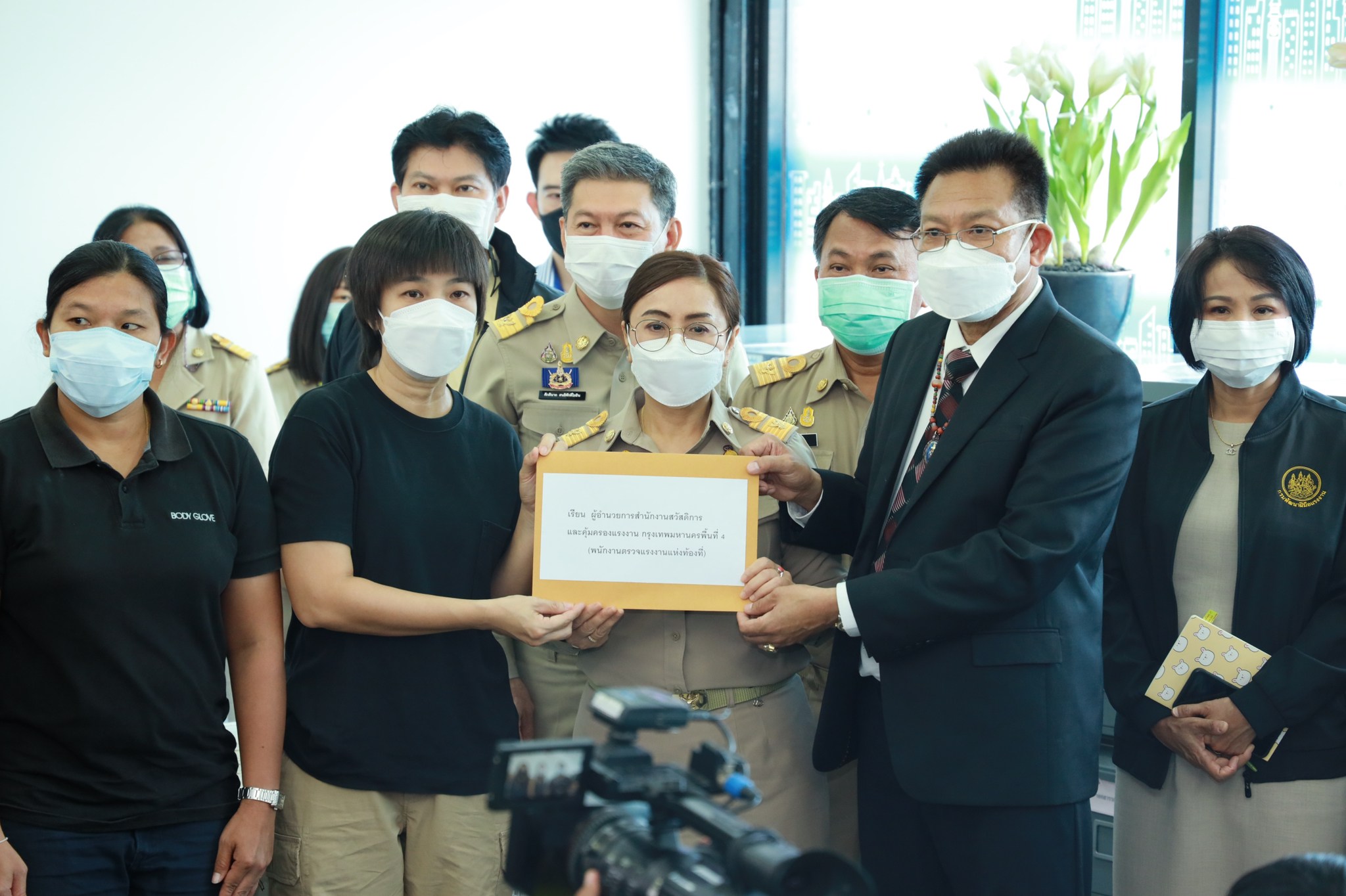 ข่าวราชการ, รัฐวิสาหกิจ - นายก ห่วงใย สั่ง รมว.สุชาติ ช่วยเหลือลูกจ้าง JSL ถูกเลิกจ้างอย่างใกล้ชิด