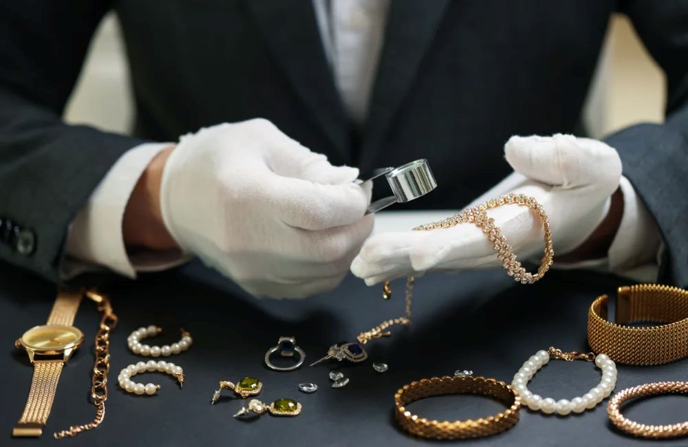 ข่าวเศรษฐกิจ, การเงิน - รวมเรื่องต้องรู้ก่อนขายฝากจิวเวลรี่ ตีราคายังไง พร้อมเทคนิคเลือกร้าน