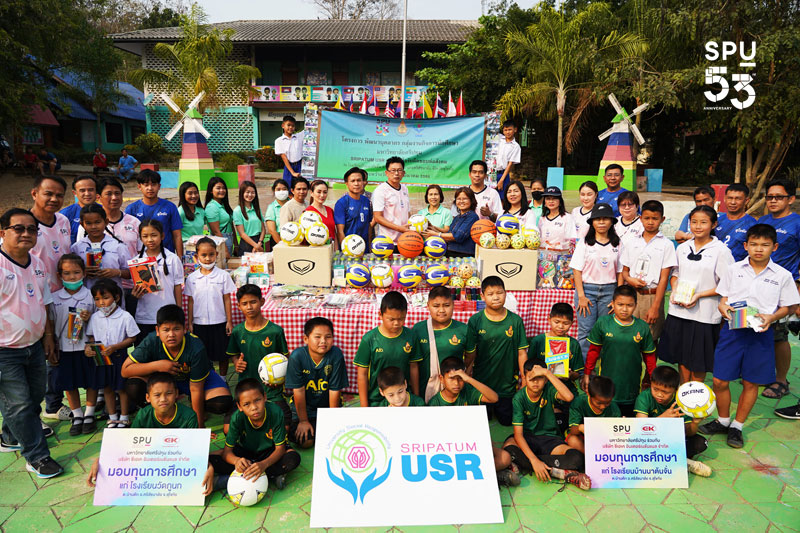 ข่าวประชาสัมพันธ์ - PR News กลุ่มงานกิจการนักศึกษา SRIPATUM USR จิตอาสาไหลความดี มอบทุนการศึกษาและอุปกรณ์การกีฬา สู่เยาวชน ร.ร.บ้านนาต้นจั่น และ ร.ร. วัดภูนก จ.สุโขทัย