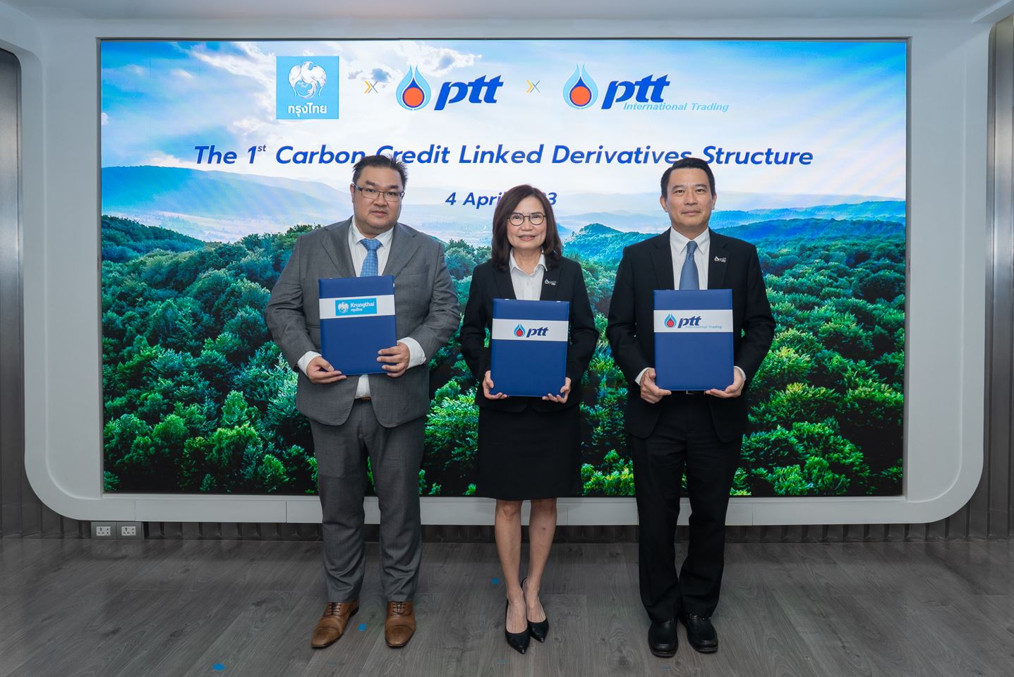 ข่าวประชาสัมพันธ์ - PR News กรุงไทย-ปตท. ทำสัญญาอนุพันธ์ป้องกันความเสี่ยงเชื่อมโยงคาร์บอนเครดิต ตอบโจทย์องค์กรปล่อยคาร์บอนเป็นศูนย์