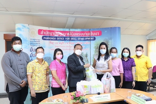 ข่าวราชการ, รัฐวิสาหกิจ - อบจ.พังงา ตรวจเยี่ยมการฝึก ?ให้กำลังใจและมอบขนมน้องๆ? โครงการเพิ่มทักษะด้านอาชีพแก่นักเรียนที่ไม่ได้เรียนต่อหลังจบการศึกษาภาคบังคับ จ.พังงา