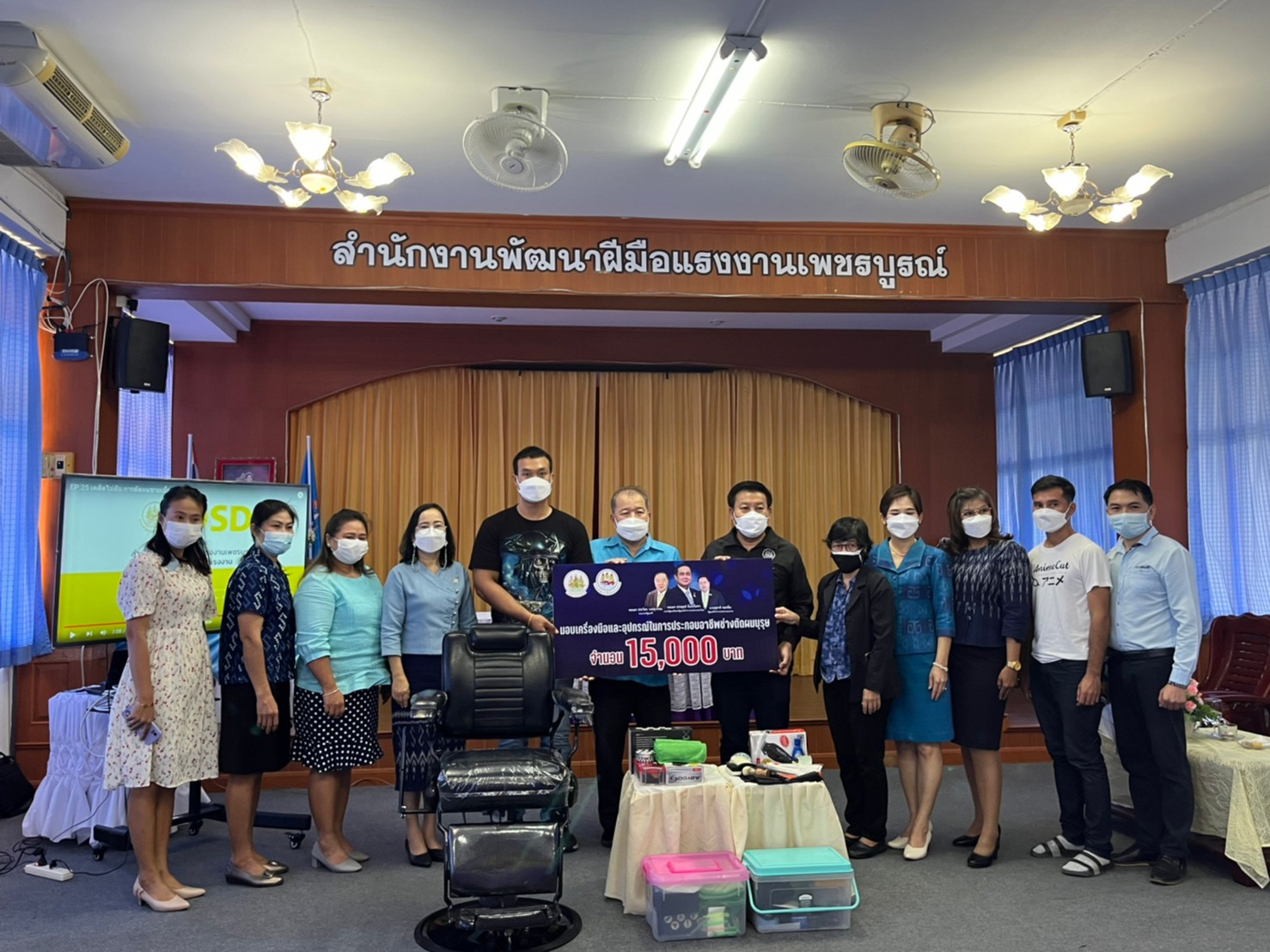 ข่าวราชการ, รัฐวิสาหกิจ - สำนักงานพัฒนาฝีมือแรงงานเพชรบูรณ์ มอบวุฒิบัตรแก่นายสุรชัย ไชยบาล แรงงานงานที่ถูกเลิกจากและได้รับความช่วยเหลือจากนายสุชาติ ชมกล่ิน รมต.ว่าการกระทรวงแรงงาน