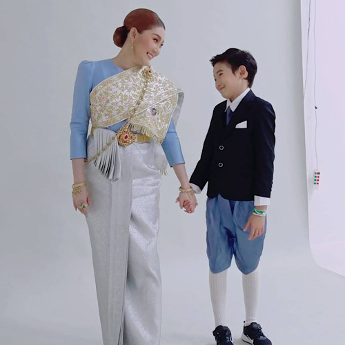 ข่าวบันเทิง - เริ่ดมาก นางงาม เอมมี่โกะ ขวัญใจสื่อ ถ่ายแบบวันแม่คู่ น้องมังกร ลูกชาย
