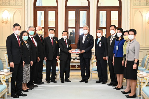 ข่าวการศึกษา - มูลนิธิป่อเต็กตึ๊ง ส่งความสุข มอบของขวัญวันเด็ก แด่ พลเอก ประยุทธ์ จันทร์โอชา นายกรัฐมนตรี เพื่อมอบให้กับเด็กและเยาวชน เนื่องในวันเด็กแห่งชาติ ประจำปี 2565