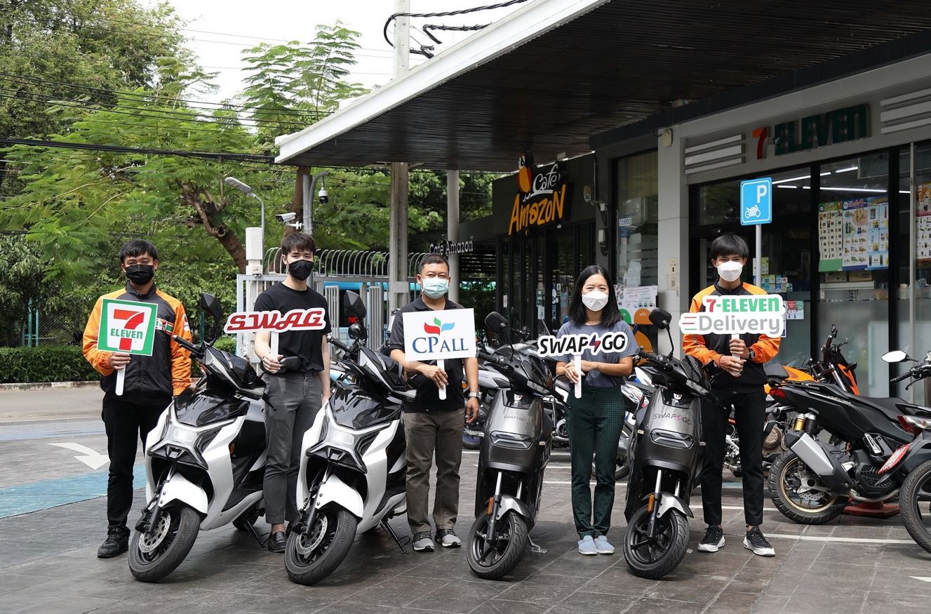ข่าวธุรกิจ, สังคม - Swap & Go จับมือ 7-Eleven และ Swag EV นำร่องใช้มอเตอร์ไซค์ไฟฟ้าสลับแบตเตอรี่ ส่งสินค้าเดลิเวอรี่ กว่า 30 สาขาทั่วกรุงเทพฯ