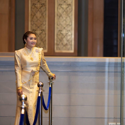 ข่าวบันเทิง - งามอย่างไทย นางงาม เอมมี่โกะ ขวัญใจสื่อ ในขุดนี้ พร้อมแคปชั่นโดนใจ