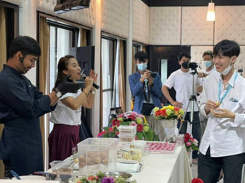 ข่าวประชาสัมพันธ์ - PR News DEK บริหารธุรกิจ SPU เรียนรู้สู่การปฎิบัติจริงใน กิจกรรม OIC: BE Smart First Jobber โดยเชฟธันวา เชฟชื่อดังจากมาสเตอร์เชฟไทยแลนด์ ซีซั่น 4