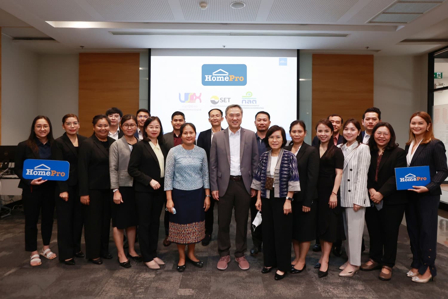 ข่าวประชาสัมพันธ์ - PR News โฮมโปร....เปิดบ้านต้อนรับ คณะตลาดหลักทรัพย์ลาว เข้าเยี่ยมชมการทำงาน