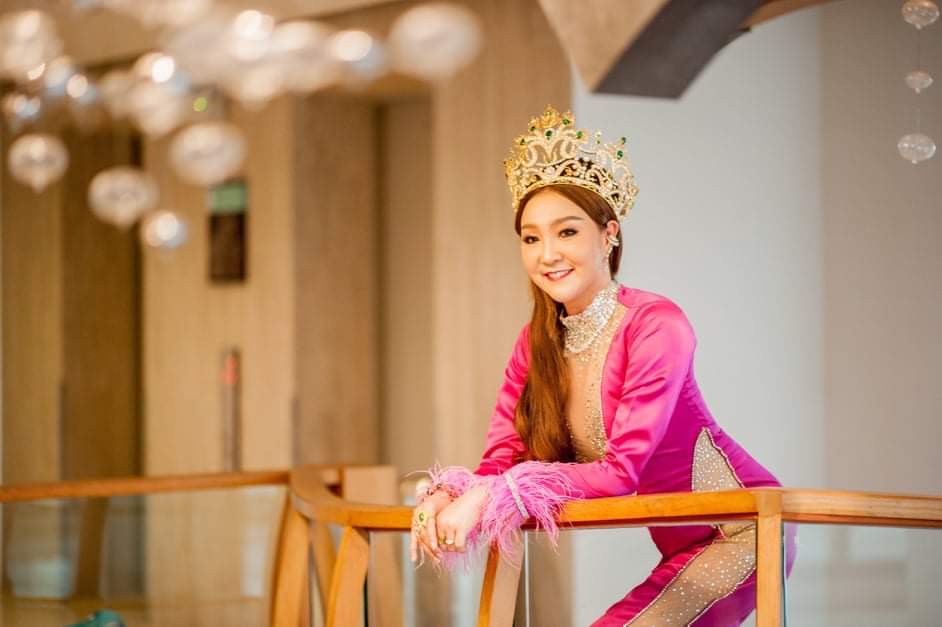 ข่าวบันเทิง - ส่องภาพ เอมมี่โกะ ขวัญใจสื่อ กับเบื้องหลังถ่ายแบบปฎิทินปีใหม่