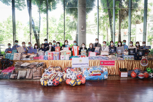 ข่าวราชการ, รัฐวิสาหกิจ - รมว.สุชาติ ส่ง โฆษก นำทีมมอบอุปกรณ์การเรียน - กีฬา โครงการมอบไออุ่น รักและห่วงใยกับไทยพีบีเอสปี 2565 ส่งต่อโรงเรียนถิ่นทุรกันดาร