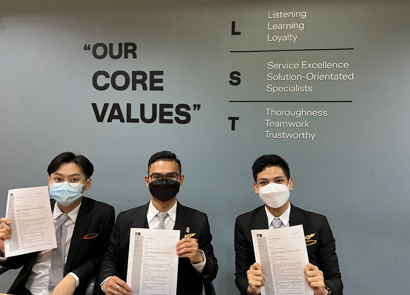ข่าวการศึกษา - 3 นศ. ธุรกิจการบินนานาชาติ ม.ศรีปทุม สุดต๊าช โชว์ศักยภาพฝึกสหกิจศึกษาพร้อมได้เซ็นสัญญาเป็นพนักงานสายการบินระดับโลก 