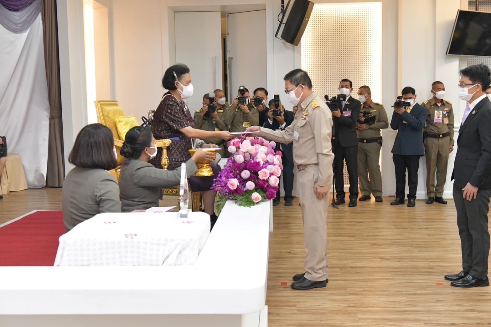 ข่าวราชการ, รัฐวิสาหกิจ - การไฟฟ้าส่วนภูมิภาค เข้ารับพระราชทานเข็มที่ระลึก พร้อมมอบเงินสนับสนุนโครงการของมูลนิธิอุทกพัฒน์ ในพระบรมราชูปถัมภ์