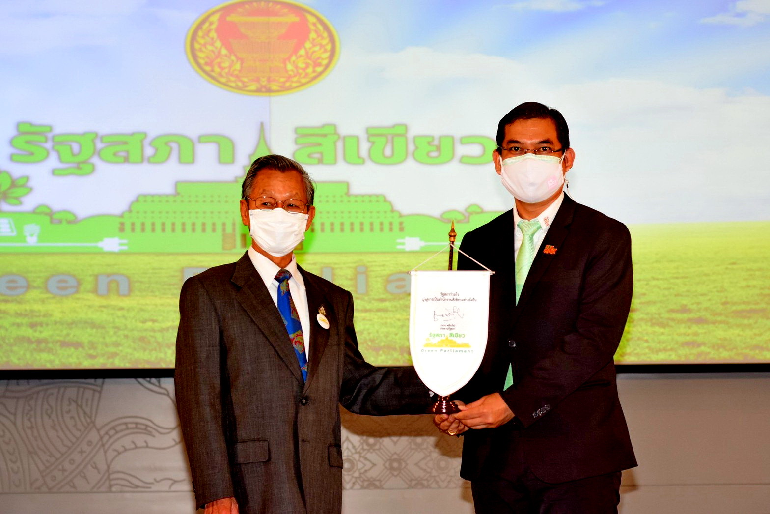 ข่าวพลังงาน, สิ่งแวดล้อม - ?ชวน? ประกาศนำรัฐสภาเป็นองค์กรต้นแบบสำนักงานสีเขียวยั่งยืน เผยเริ่มทำแล้วสั่งปิดไฟ-ปิดแอร์ไม่จำเป็นช่วยลดใช้พลังงานและลดค่าใช้จ่ายนับล้านบาทต่อเดือน 