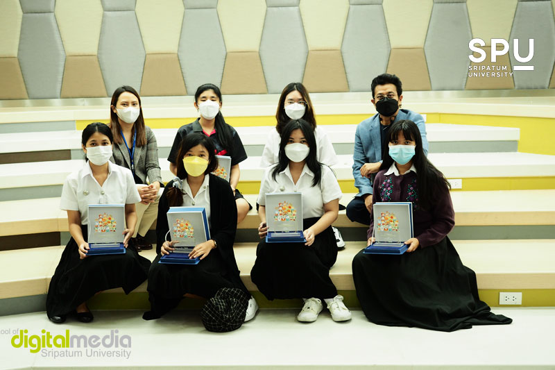 ข่าวการศึกษา - คณะดิจิทัลมีเดีย SPU มอบรางวัลนักศึกษาไอเดียเจ๋ง ชนะการประกวดออกแบบคาแรคเตอร์ชุมชนตลาดน้อยในมุมที่น่าสนใจ Local Character Arts 2022