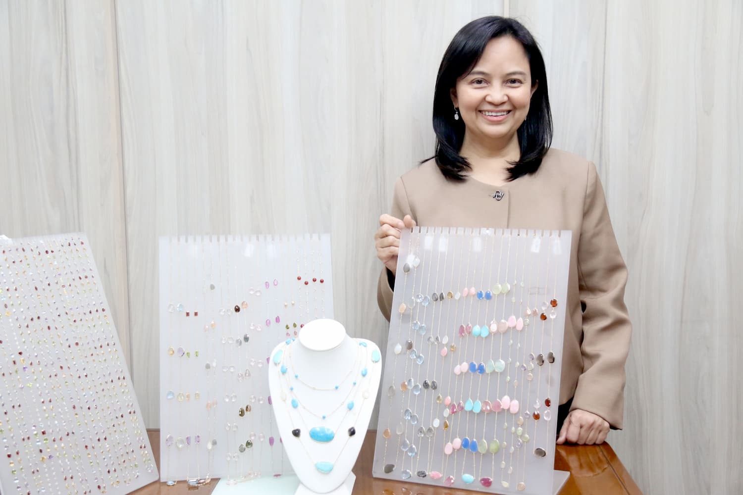 ข่าวแฟชั่น - ซเฟียร์จิวเวลรี่ ชี้สัญญาณบวกหนุนตลาดอัญมณีและเครื่องประดับ หันซบเอเชีย หลังออเดอร์แถบอเมริกา-ยุโรป เริ่มแผ่ว ดันรายได้โตแตะ 150 ล้านบาท