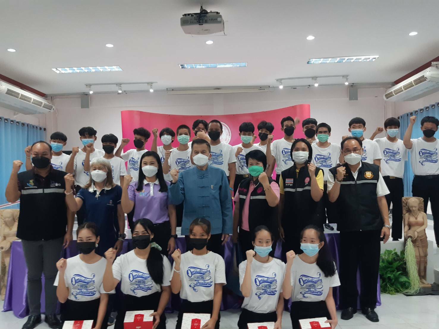 ข่าวราชการ, รัฐวิสาหกิจ - ผู้อำนวยการพัฒนาฝีมือแรงงานลำพูน ให้การต้อนรับ ผู้ว่าฯ จังหวัดลำพูน ในโอกาสตรวจเยี่ยมผู้เข้ารับการฝึกโครงการเพิ่มทักษะด้านอาชีพแก่นักเรียนที่ไม่ได้เรียนต่อหลังจบการศึกษาภาคบังคับ ปี 2565 ณ  ศูนย์ฯพัฒน