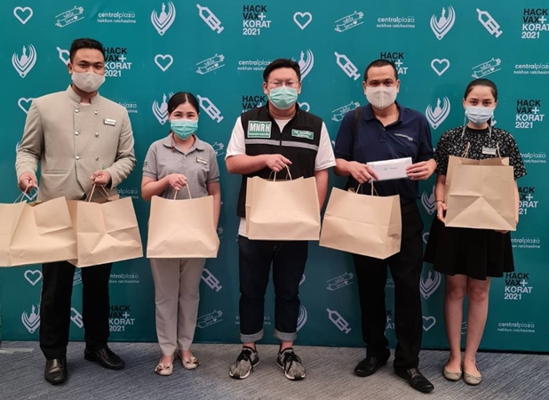 ข่าวโควิด-19 (ยกเลิก) - โรงแรมแคนทารี โคราช ร่วมส่งมอบพิซซ่า เพื่อเป็นกำลังใจและสนับสนุนการทำงานของทีมบุคลากรทางการแพทย์ ในก