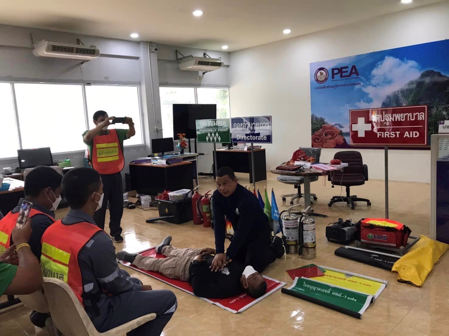 ข่าวธุรกิจ, สังคม - การไฟฟ้าส่วนภูมิภาคสาขาย่อยอำเภอพนม ดำเนินการจัดอบรมหลักสูตร “การฝึกซ้อมดับเพลิงและฝึกซ้อมอพยพหนีไฟ ประจำปี 2566”