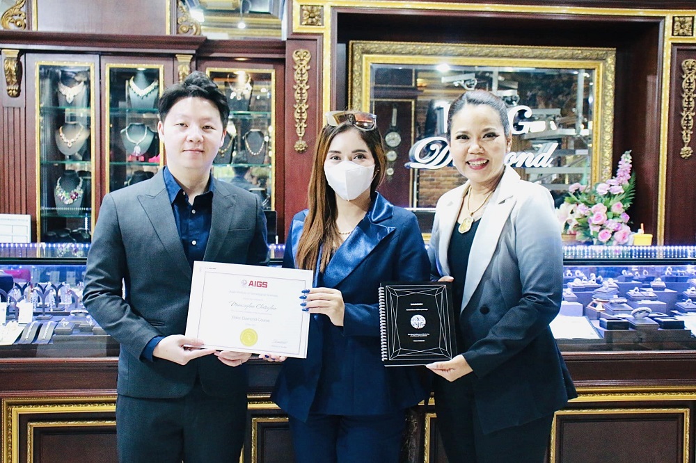 ข่าวสินค้า, บริการ - WCG DIAMOND มอบประกาศนียบัตร ผู้ผ่านอบรมการดู เพชรแท้-เพชรเทียม