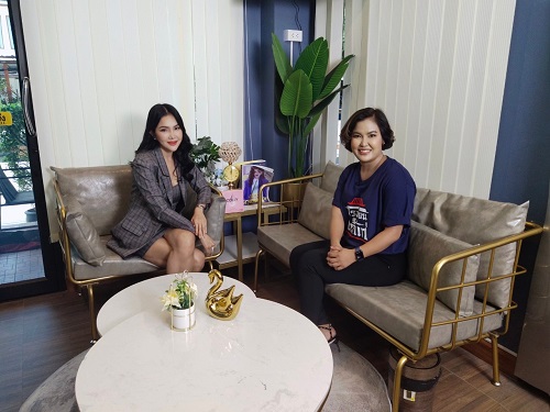 ข่าวบันเทิง - รายการโรงเรียนเถ้าแก่ เปิดเคล็ดลับ พลิกชีวิตสู่ว่าที่เศรษฐีนี ?นุ้ย-พิชามญชุ์?