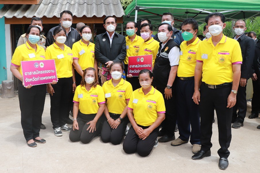 ข่าวราชการ, รัฐวิสาหกิจ - นายกตู่ รมว.เฮ้ง ลุยเมืองกล้วยไข่ สร้างงาน เพิ่มรายได้ มุ่งแก้จนพัฒนาคนทุกวัยตามหลักเศรษฐกิจพอเพียง 