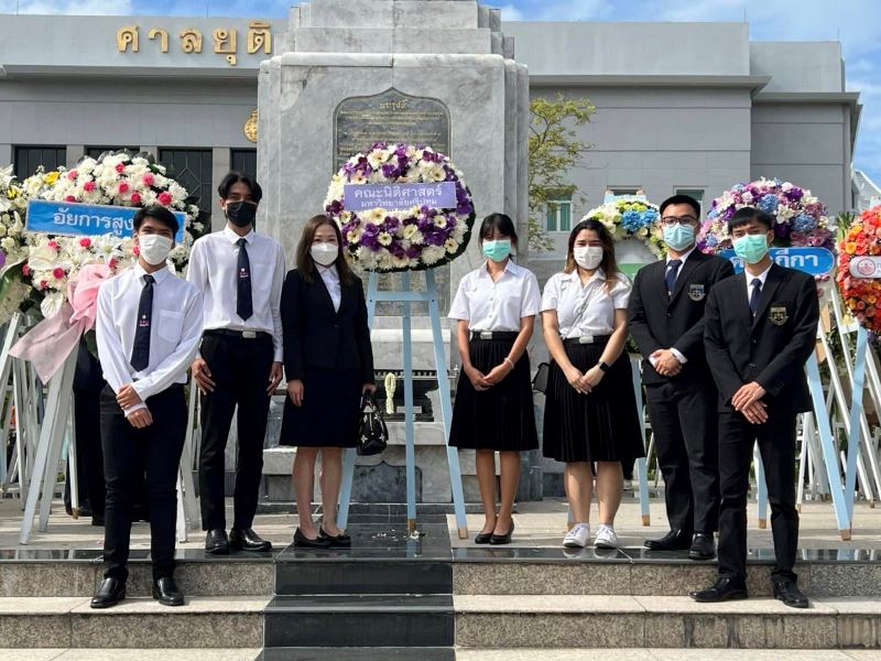 ข่าวการศึกษา - นิติศาสตร์ ม.ศรีปทุม วางพวงมาลาถวายพระบิดากฎหมายไทยเนื่องในวันรพี 2565