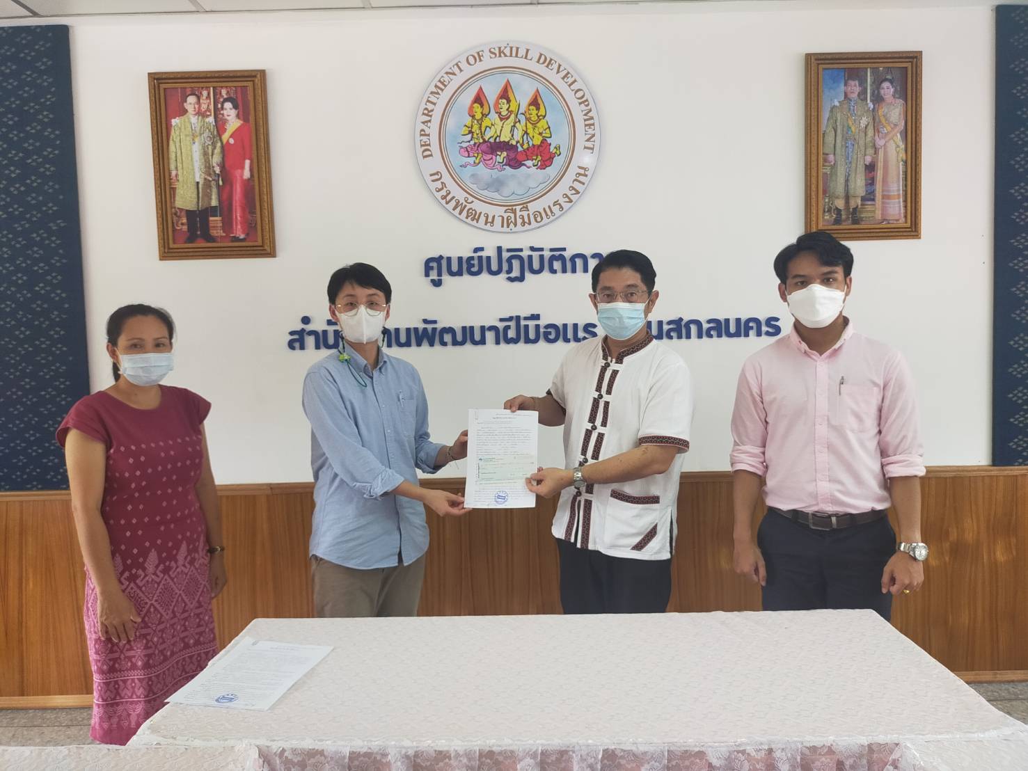 ข่าวราชการ, รัฐวิสาหกิจ - สนพ.สกลนคร มอบเงินที่กู้ยืมเป็นค่าใช้จ่ายดำเนินการฝึกอบรมฝีมือแรงงานแก่สถานประกอบการ