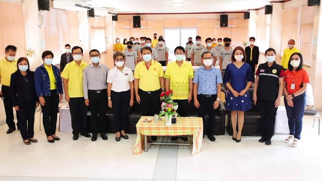 ข่าวราชการ, รัฐวิสาหกิจ - ผู้ว่าสกลนคร มอบเสื้อผ้า และเครื่องบริโภค จากสถานประกอบกิจการภาคเอกชนแก่นักเรียนครอบครัวยากจนที่ฝึกอาชีพ ณ สนพ.สกลนคร 