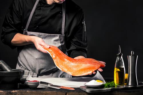 ข่าวการศึกษา -  เรียนรู้ลึกรู้จริงในหลักสูตร การแล่และปรุงปลาแซลมอน หลักสูตรที่ผู้เรียนจะได้ลงมือแล่ปลาแซลมอนสด ๆ