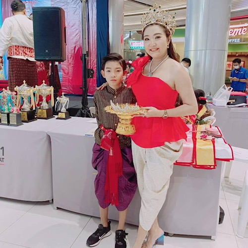 ข่าวบันเทิง - นางงาม เอมมี่โกะ ขวัญใจสื่อ ในงานหนูน้อยสุภาษิตสัญจร