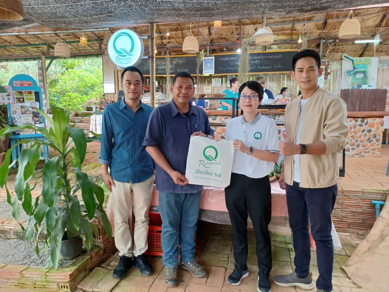 ข่าวประชาสัมพันธ์ - PR News ปรียานุช รองเลขาธิการ มกอช. ตรวจเยี่ยมร้านสวนกุหลาบหลวง (Q Restaurant Premium)